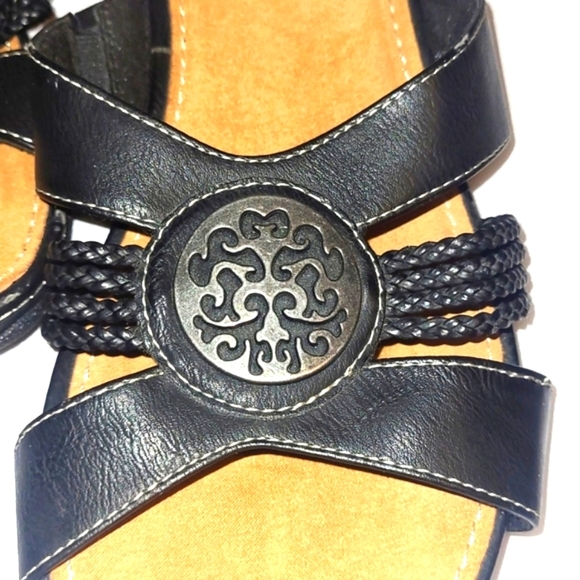 Yuu Vegan Leather Black Sandals Slip On Medallion Abilyn - Picture 1 of 5